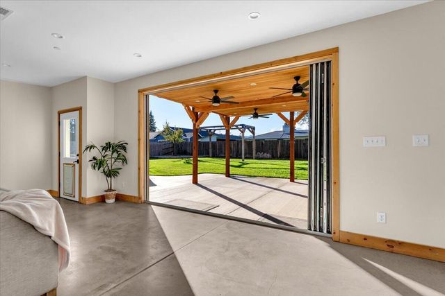 418 Moonstone Way, Redding, CA 96003