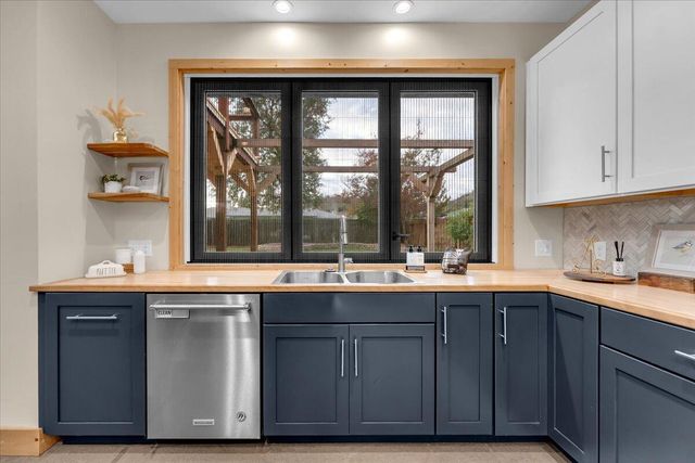 418 Moonstone Way, Redding, CA 96003