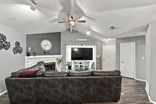 506 W Warrior Trail, Grand Prairie, TX 75052