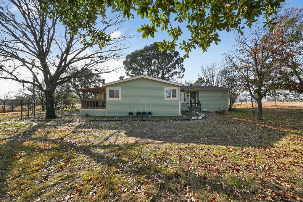 1050 Stadium Drive, Joshua, TX 76058