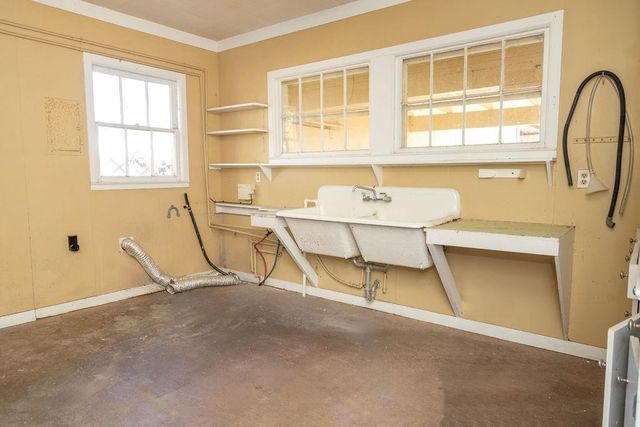 208 West Putnum Avenue, Ganado, TX 77962