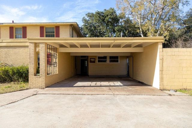 208 West Putnum Avenue, Ganado, TX 77962