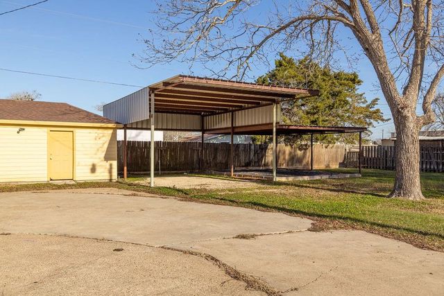208 West Putnum Avenue, Ganado, TX 77962