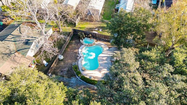 208 West Putnum Avenue, Ganado, TX 77962