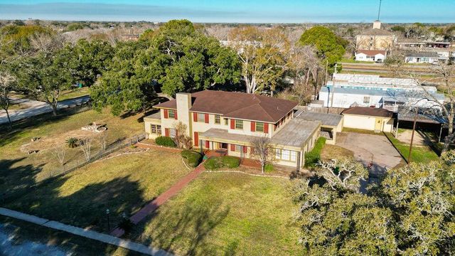 208 West Putnum Avenue, Ganado, TX 77962