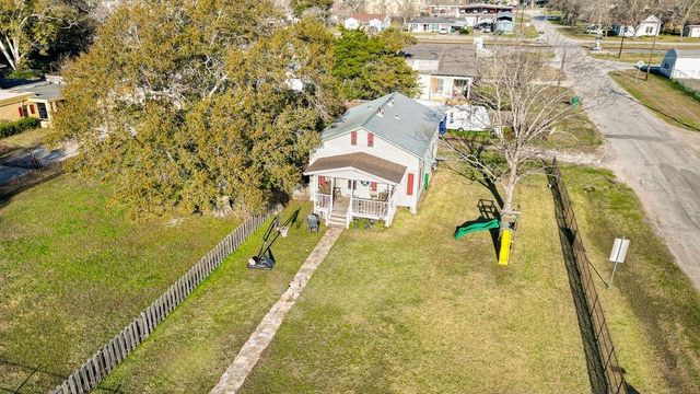 208 West Putnum Avenue, Ganado, TX 77962