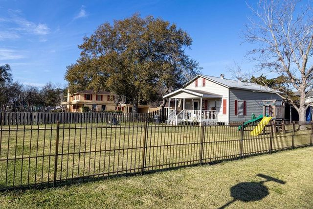 208 West Putnum Avenue, Ganado, TX 77962