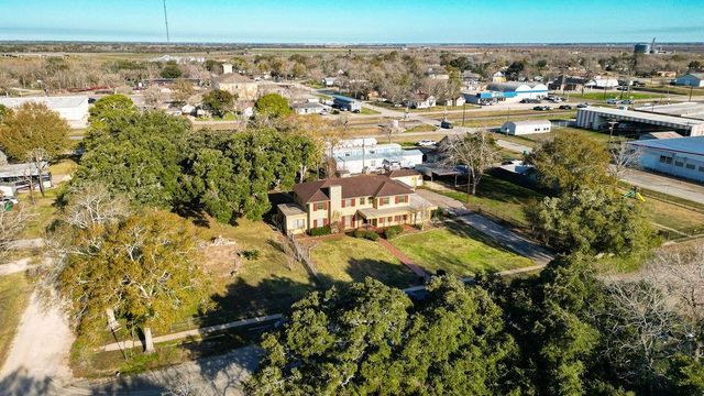 208 West Putnum Avenue, Ganado, TX 77962