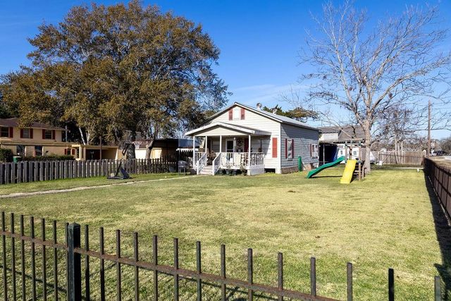 208 West Putnum Avenue, Ganado, TX 77962