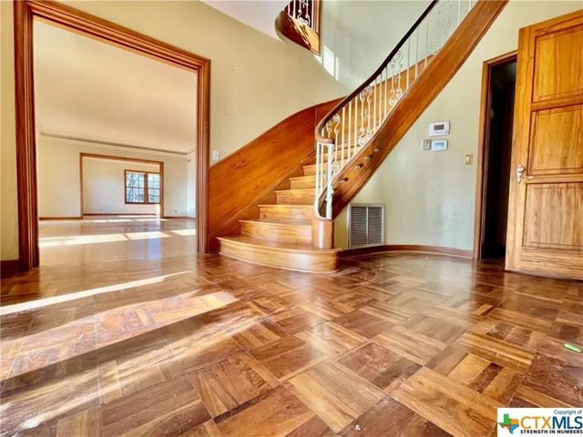 208 West Putnum Avenue, Ganado, TX 77962