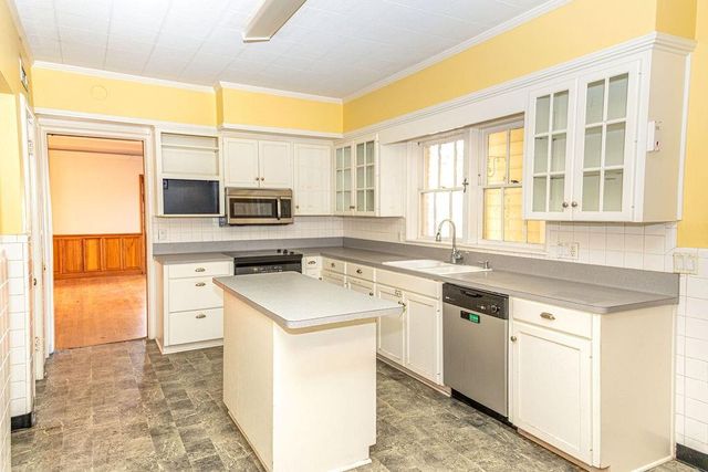 208 West Putnum Avenue, Ganado, TX 77962