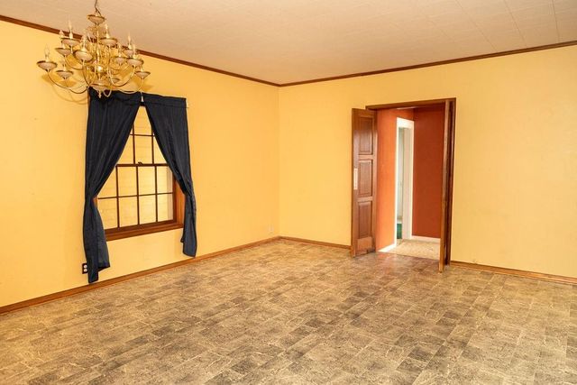 208 West Putnum Avenue, Ganado, TX 77962