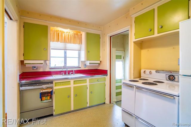 20219 Chalon Street, Saint Clair Shores, MI 48080