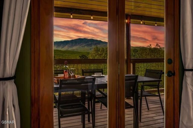 859 Pinnacle Vista Road, Gatlinburg, TN 37738