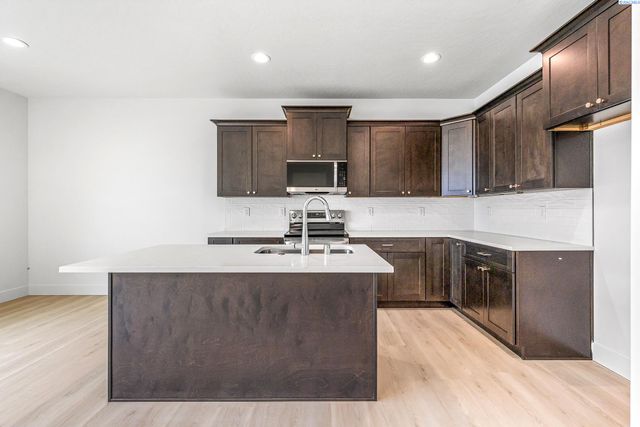 7479 Grapevine Ct, West Richland, WA 99353