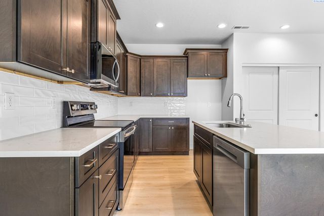 7479 Grapevine Ct, West Richland, WA 99353