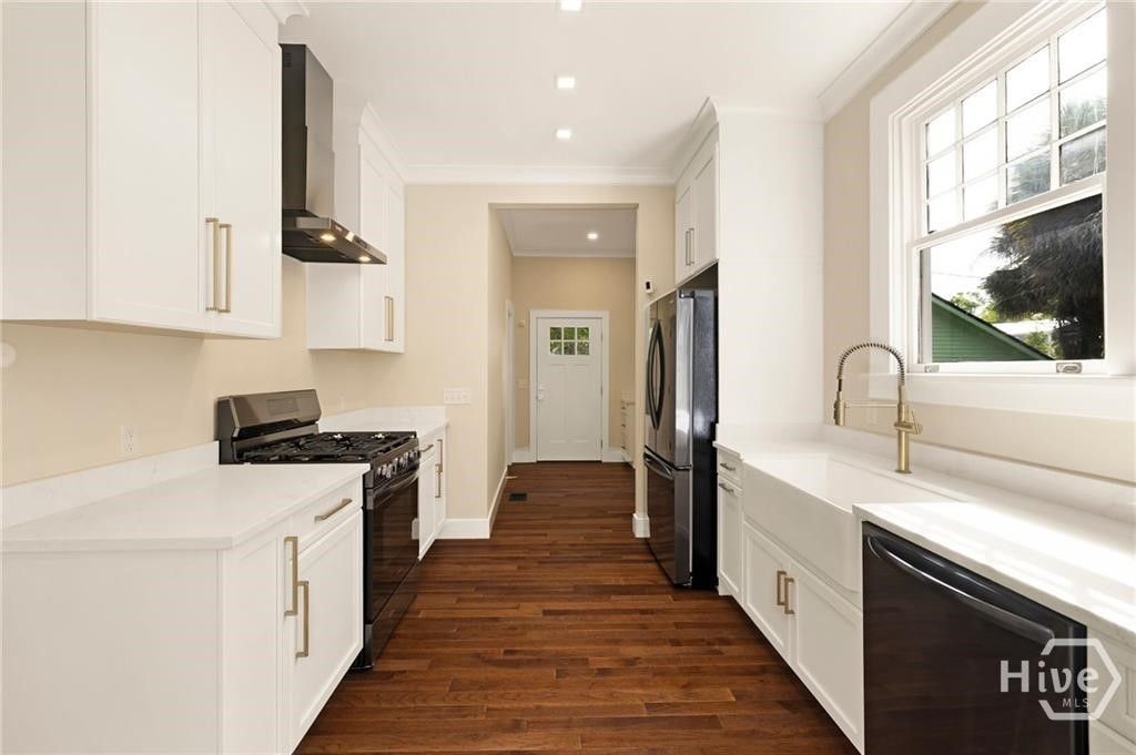 Image 15 of property listing at 627 W 37th Street, Savannah, GA 31401