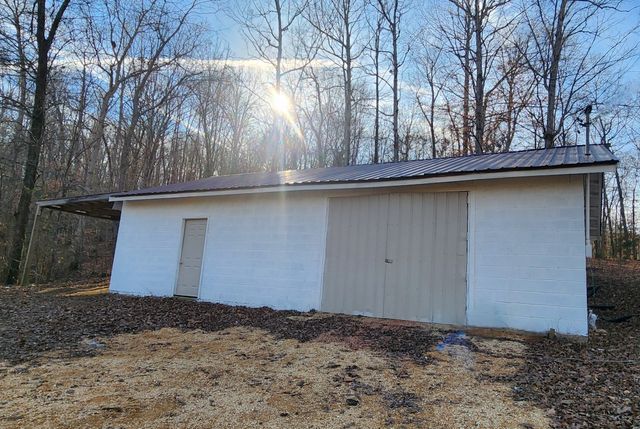 440 Deer Creek Rd, Linden, TN 37096