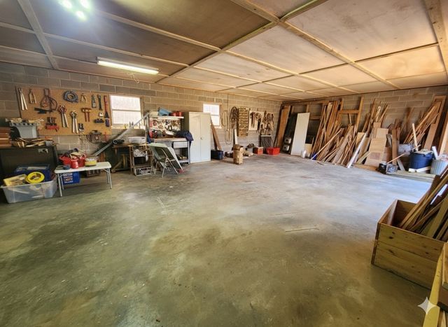 440 Deer Creek Rd, Linden, TN 37096