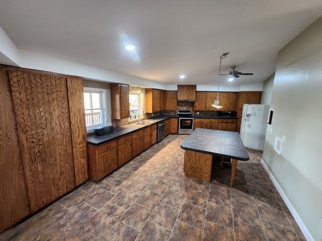 440 Deer Creek Rd, Linden, TN 37096