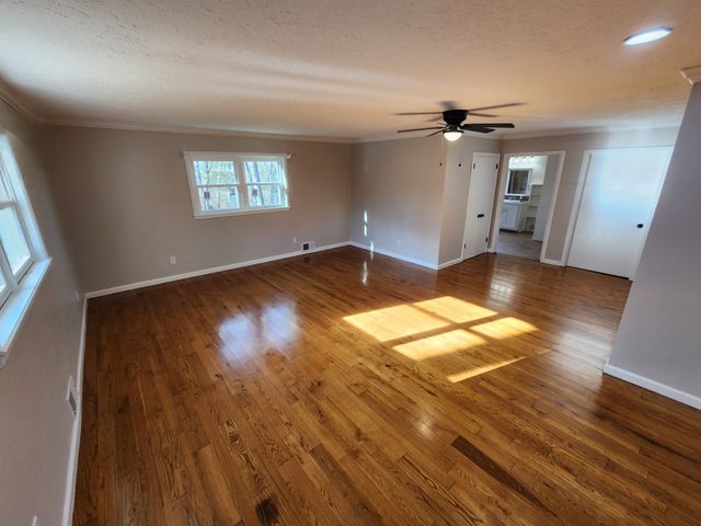 440 Deer Creek Rd, Linden, TN 37096