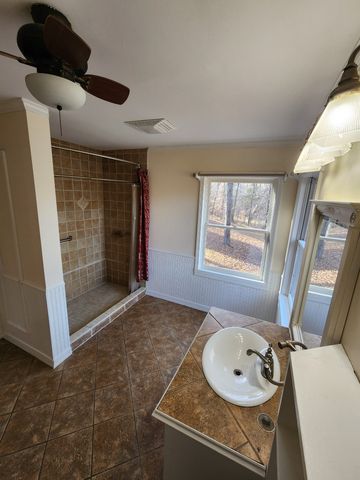 440 Deer Creek Rd, Linden, TN 37096