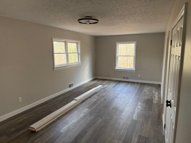 440 Deer Creek Rd, Linden, TN 37096