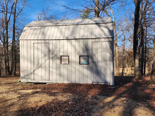 440 Deer Creek Rd, Linden, TN 37096