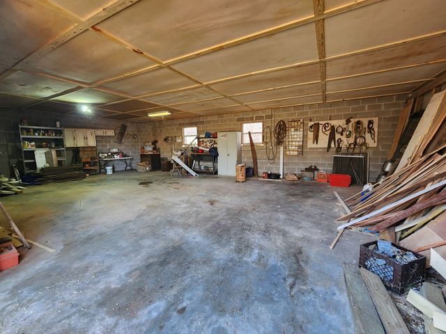 440 Deer Creek Rd, Linden, TN 37096