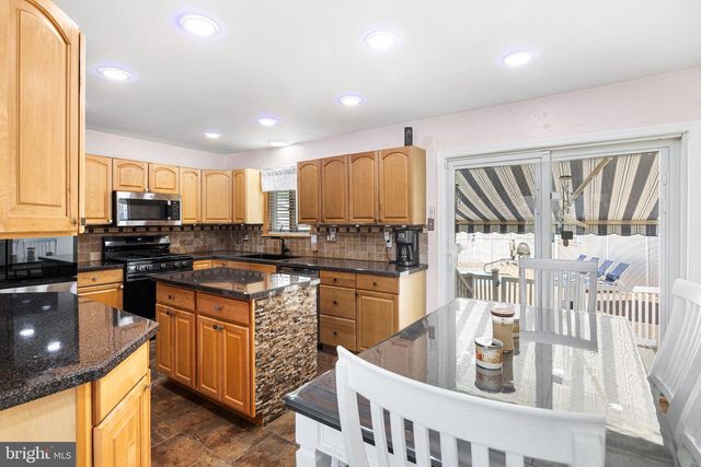 305 CECELIA DR, Blackwood, NJ 08012