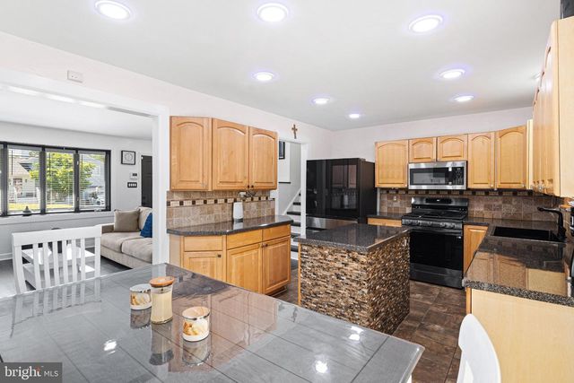 305 CECELIA DR, Blackwood, NJ 08012