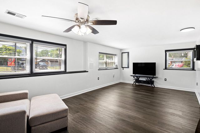 305 CECELIA DR, Blackwood, NJ 08012