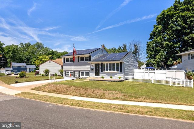 305 CECELIA DR, Blackwood, NJ 08012