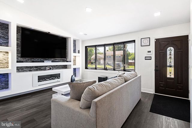 305 CECELIA DR, Blackwood, NJ 08012