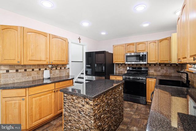 305 CECELIA DR, Blackwood, NJ 08012