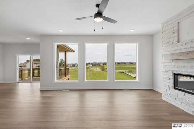 6125 S 215 Circle, Elkhorn, NE 68022