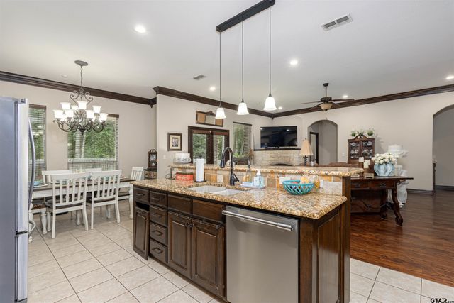 1604 CIMMARRON TRL, Tyler, TX 75703