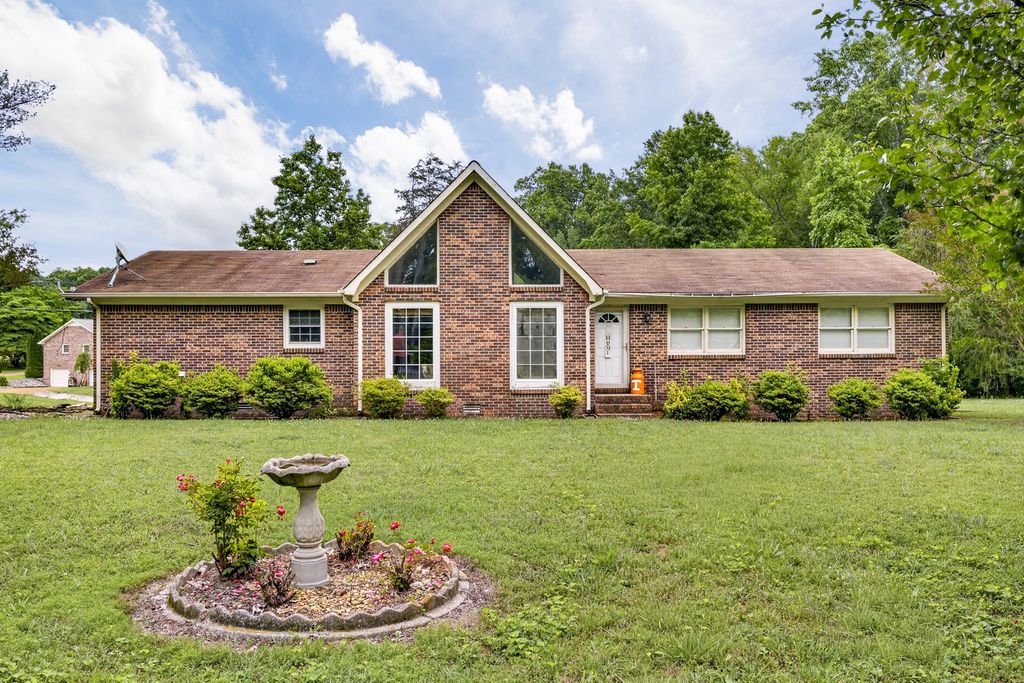 8 Sharpes Hollow Rd, Fayetteville, TN 37334