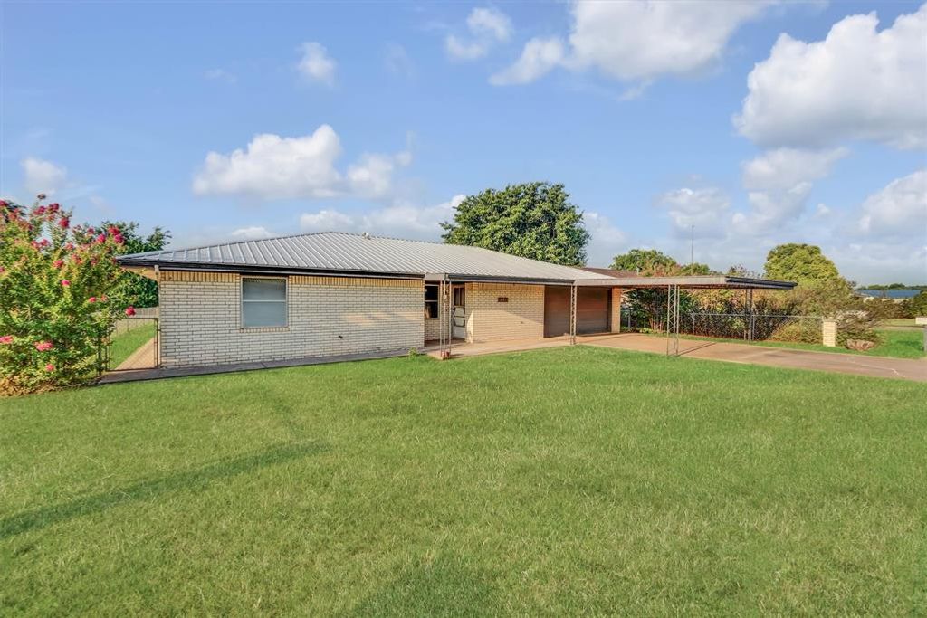 Image 1 of property listing at 412 E Washington Avenue, Sayre, OK 73662