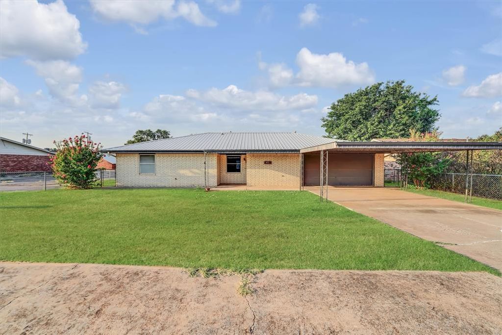Image 2 of property listing at 412 E Washington Avenue, Sayre, OK 73662