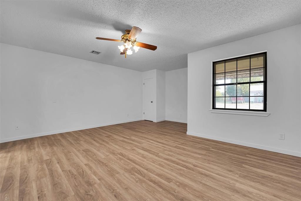 Image 11 of property listing at 412 E Washington Avenue, Sayre, OK 73662