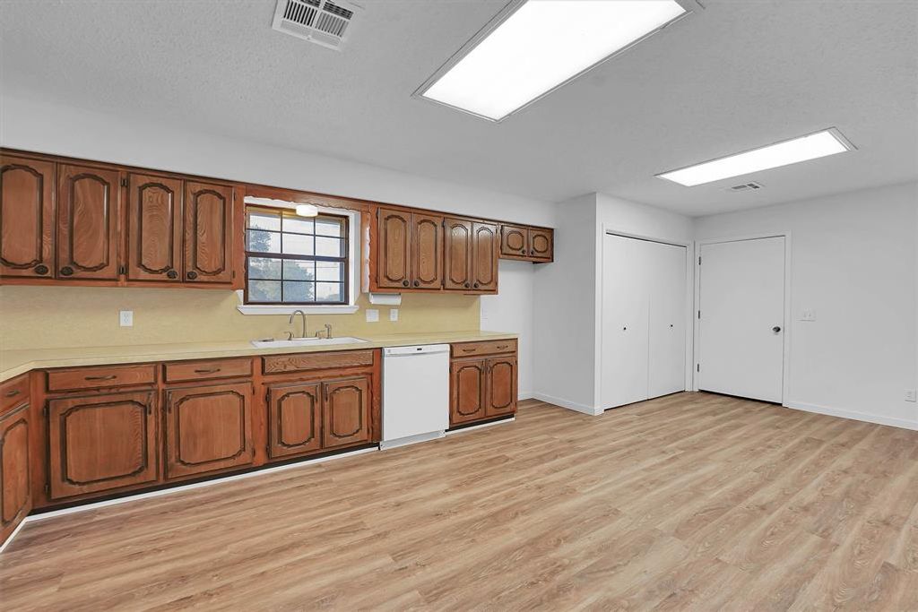 Image 16 of property listing at 412 E Washington Avenue, Sayre, OK 73662