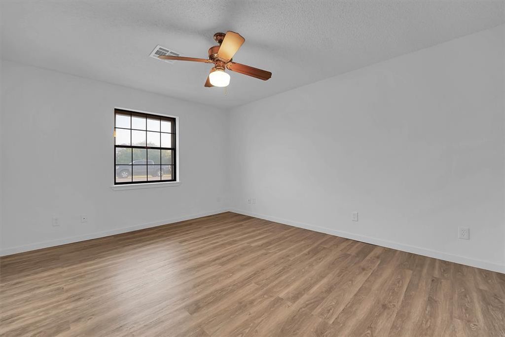 Image 18 of property listing at 412 E Washington Avenue, Sayre, OK 73662