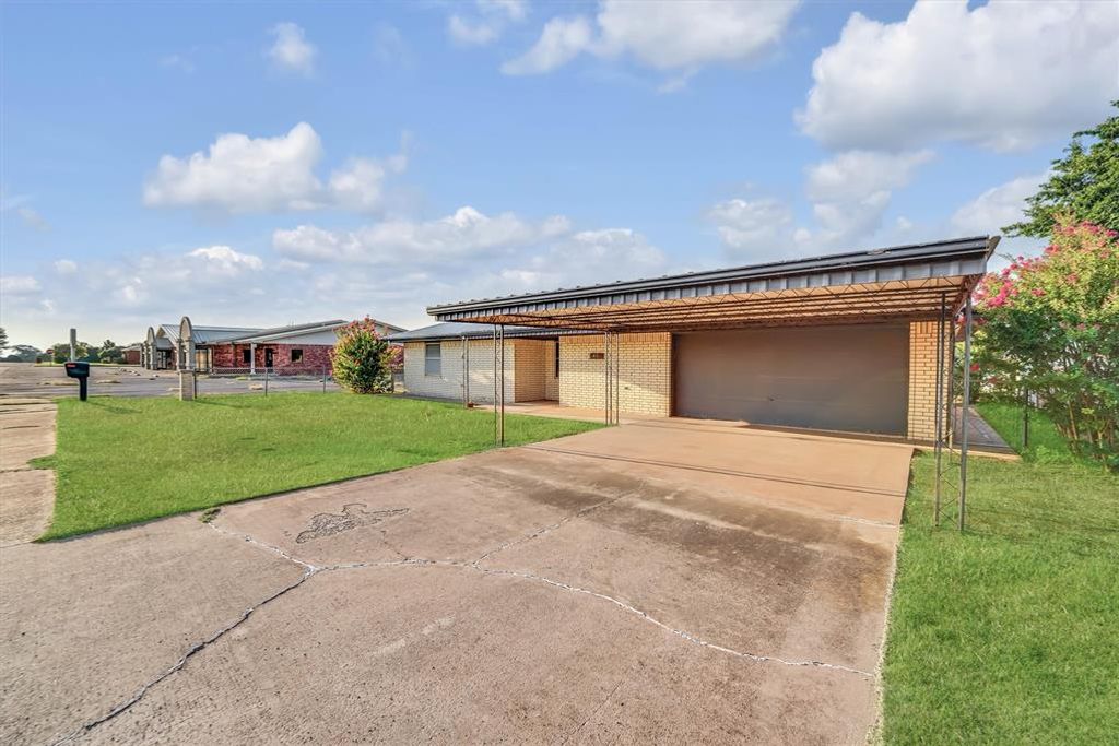 Image 3 of property listing at 412 E Washington Avenue, Sayre, OK 73662