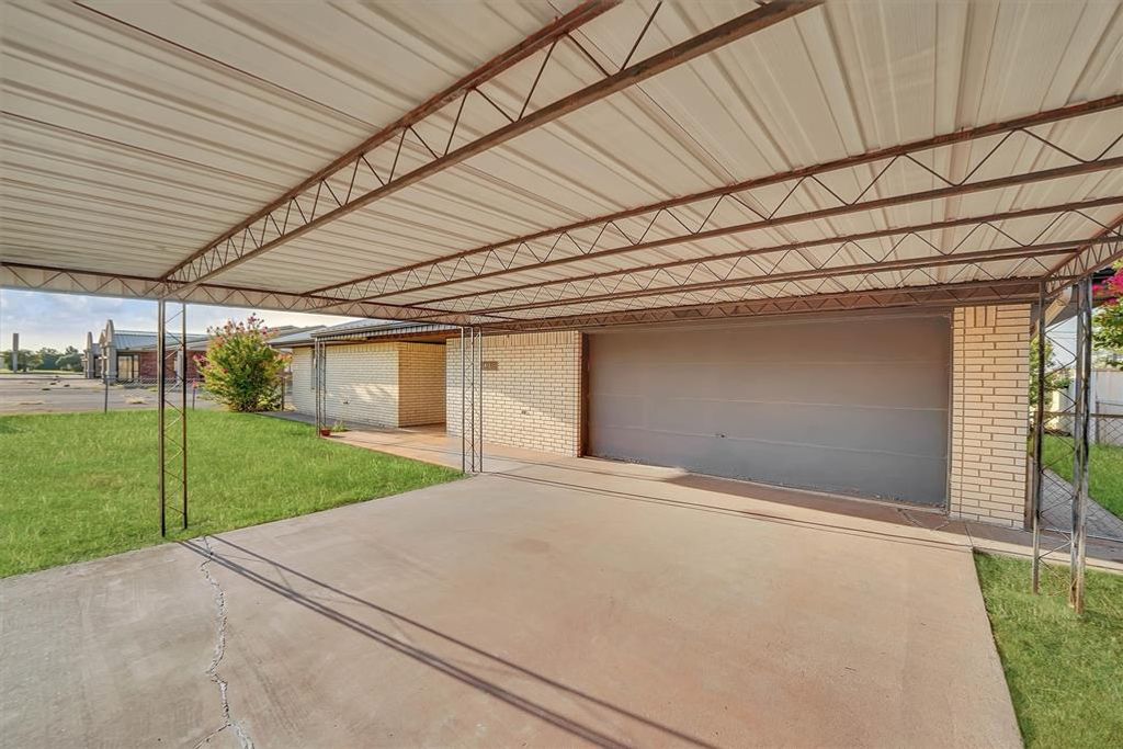 Image 4 of property listing at 412 E Washington Avenue, Sayre, OK 73662