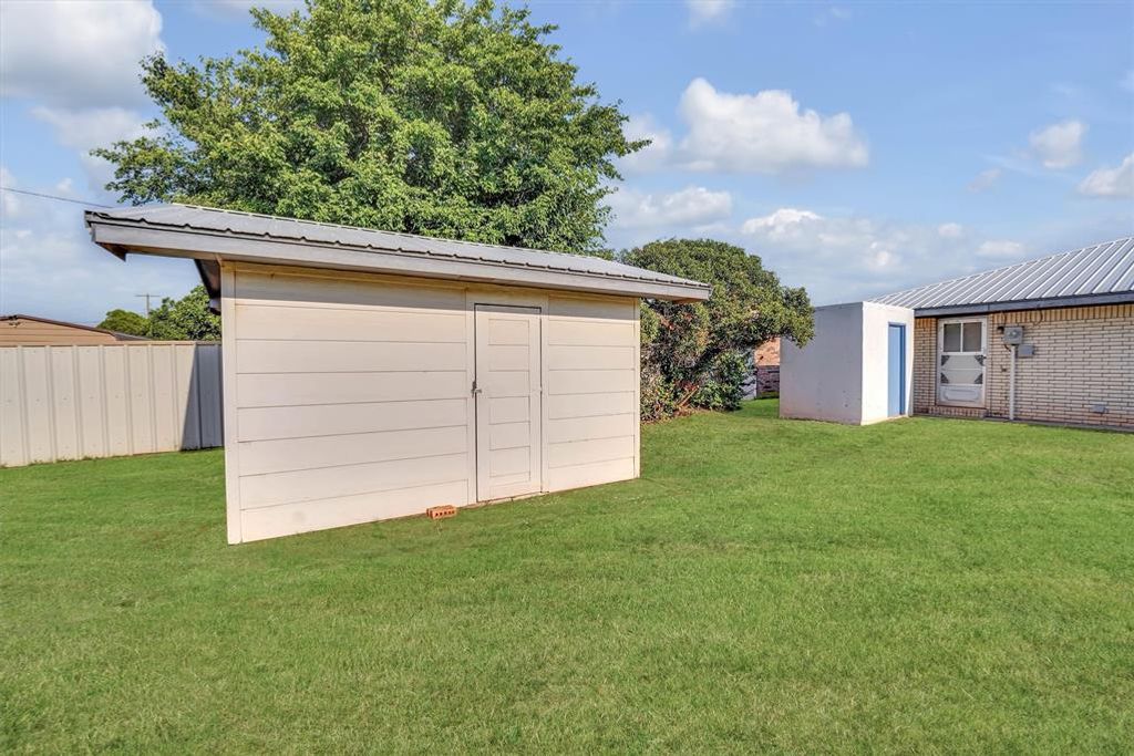 Image 31 of property listing at 412 E Washington Avenue, Sayre, OK 73662