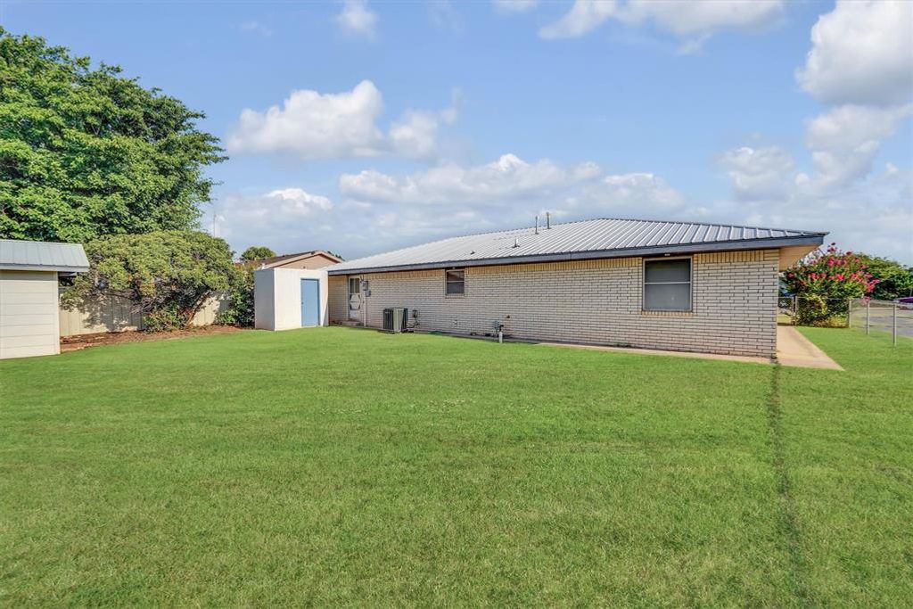 Image 32 of property listing at 412 E Washington Avenue, Sayre, OK 73662