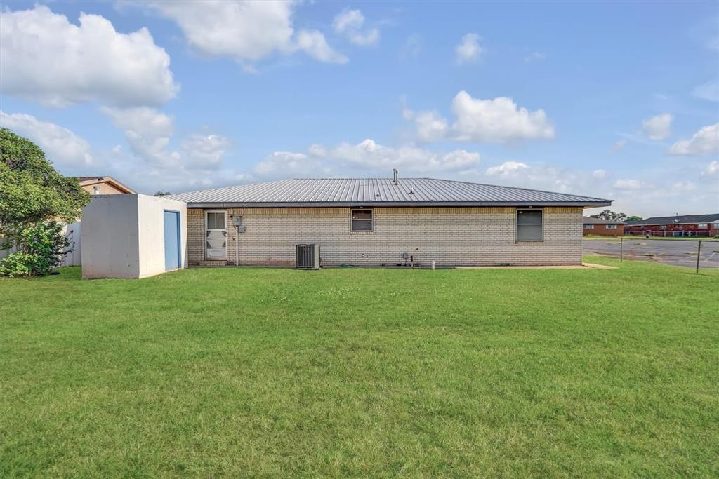 Image 33 of property listing at 412 E Washington Avenue, Sayre, OK 73662