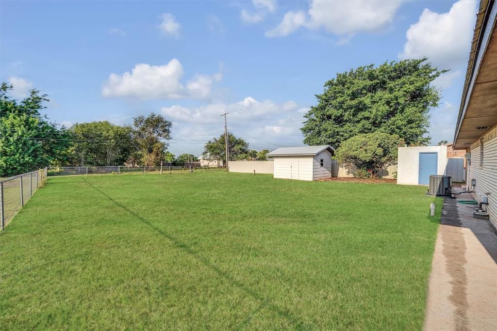 Image 34 of property listing at 412 E Washington Avenue, Sayre, OK 73662