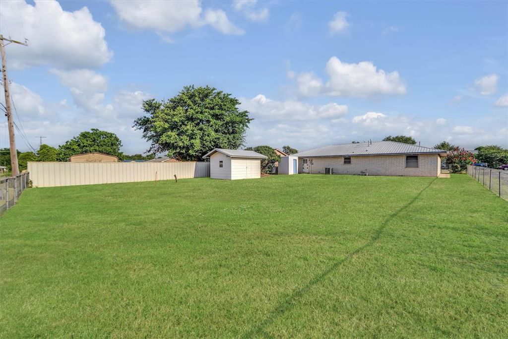 Image 35 of property listing at 412 E Washington Avenue, Sayre, OK 73662